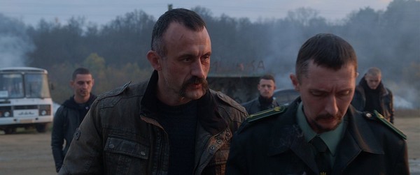 Oleksandr Yatsentyuk i Petro Chychuk oraz autobus PAZ w filmie „Pamfir”, foto: Gutek Film