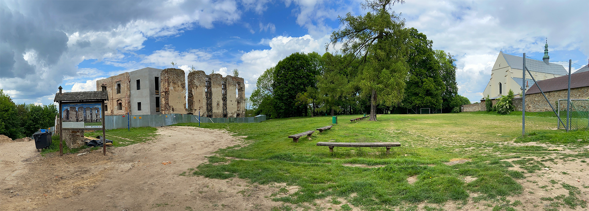 Ruiny zamku i kościół św. Ducha w Bodzentynie na panoramie (kliknij, aby powiększyć)