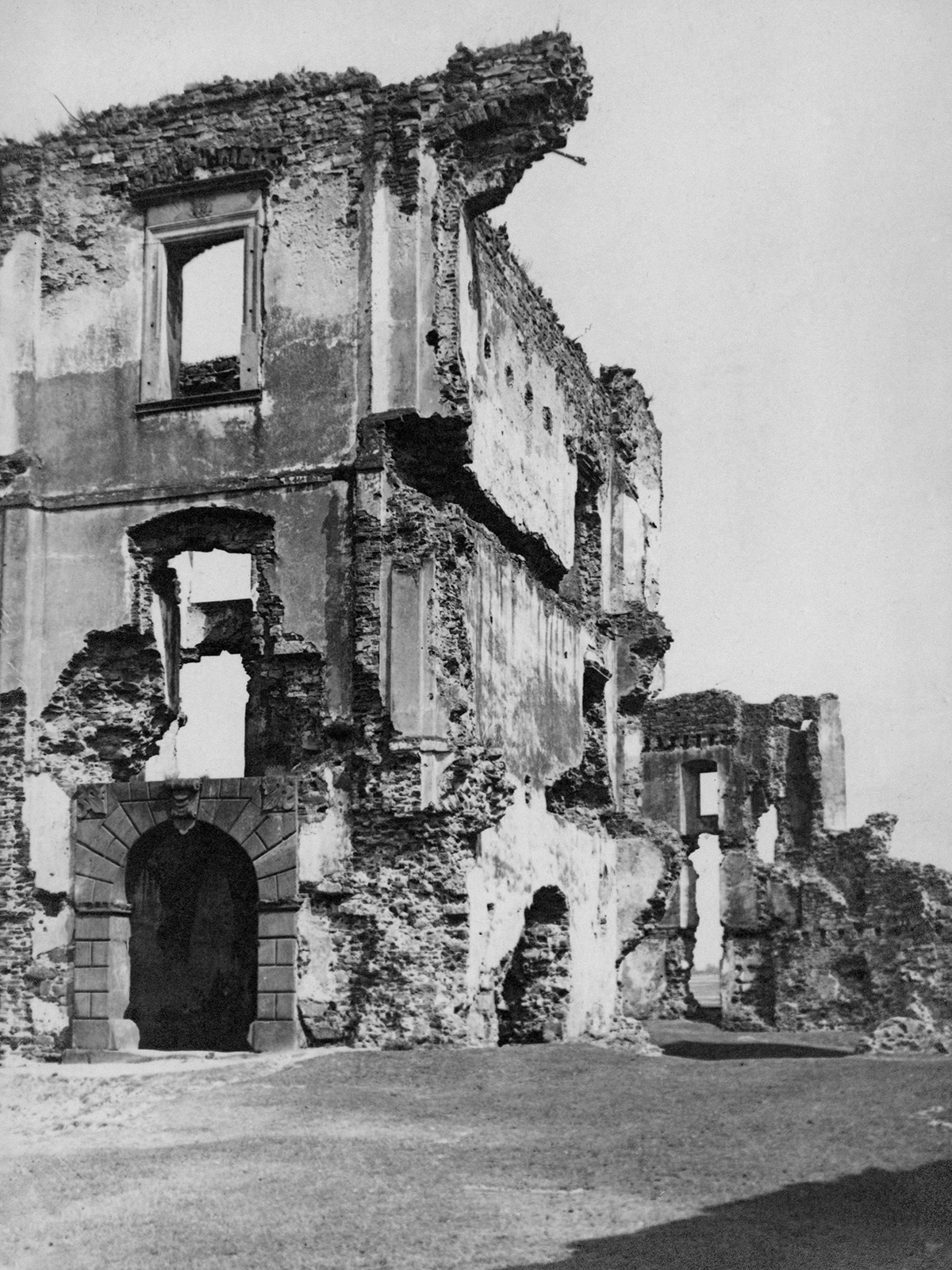 Ruiny zamku w Bodzentynie w 1939 r., źródło: Narodowe Archiwum Cyfrowe