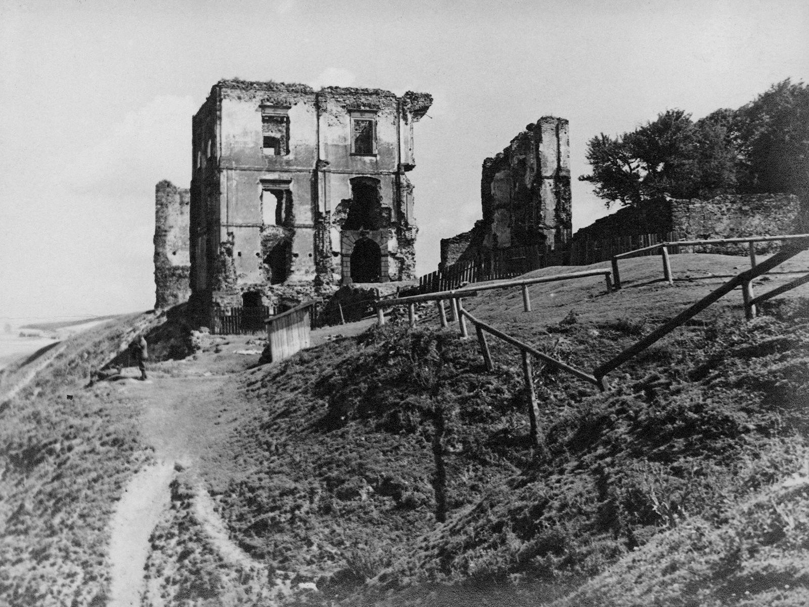 Ruiny zamku w Bodzentynie w 1939 r., źródło: Narodowe Archiwum Cyfrowe