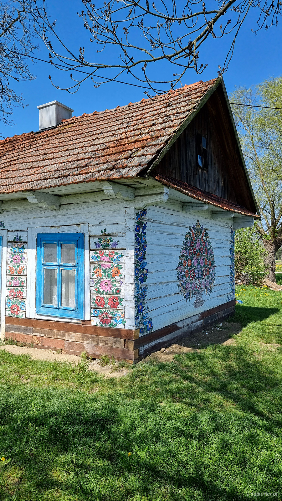 Malowany dom w Zalipiu kryty dachówką