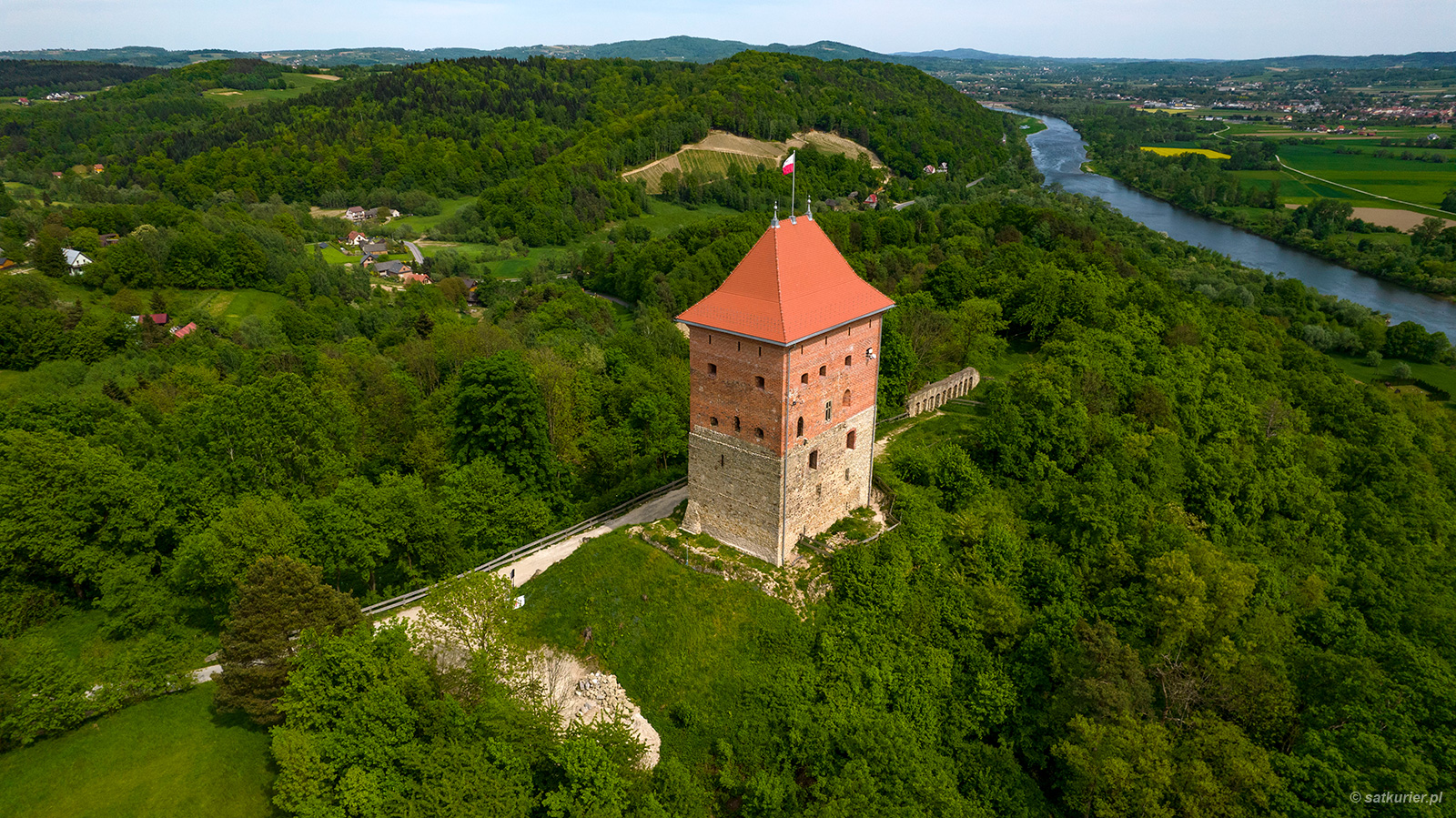 Widok z drona na odbudowany zamek w Melsztynie