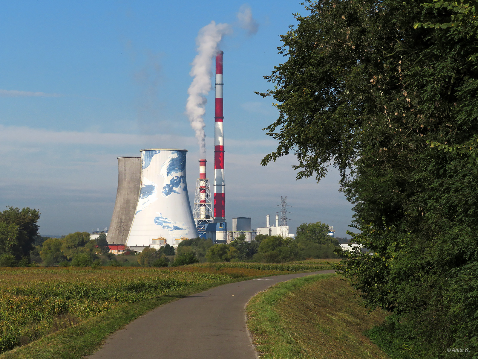 Widok z północnych wałów wiślanych na krakowską elektrociepłownię