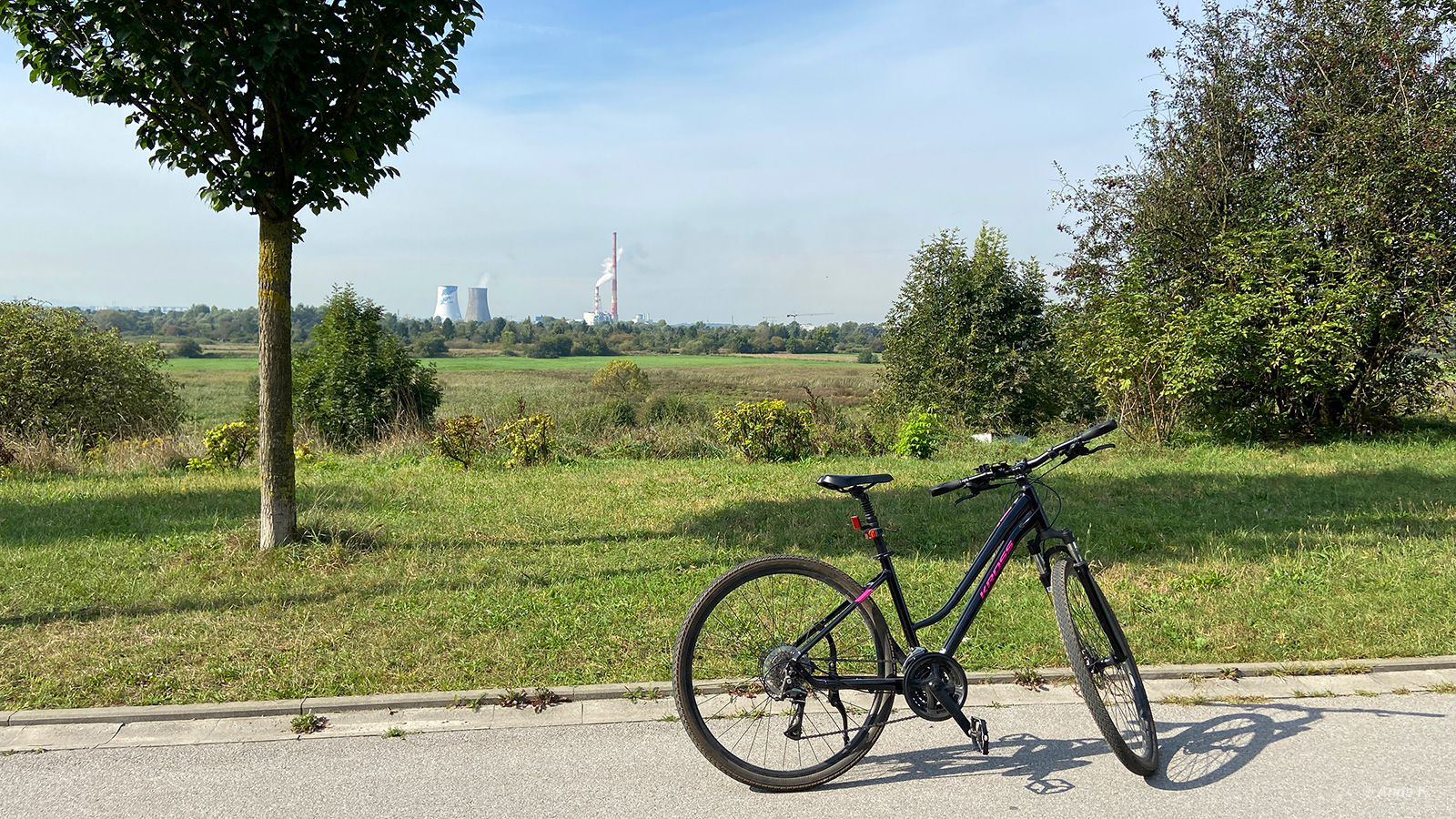 Ścieżka rowerowa z widokiem na Łąki Nowohuckie i elektrociepłownię