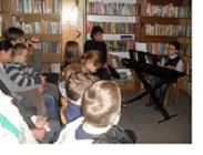 Kolędy młodych czytelników w bibliotece