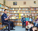 Komendant policji z Bochni czyta dzieciom