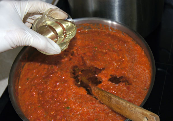 Jak przygotować sos pomidorowy na ostro?