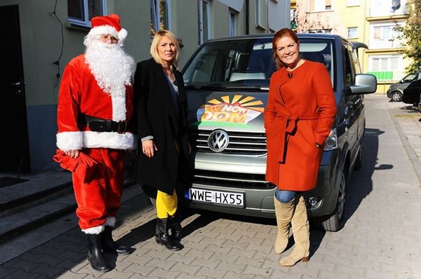 Święty Mikołaj (Artur Witkowski), Martyna Kupczyk i Katarzyna Dowbor oraz samochód Volkswagen Transporter w programie „Nasz nowy dom”, foto: Cyfrowy Polsat