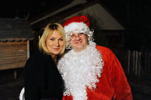 Święty Mikołaj (Artur Witkowski) i Martyna Kupczyk w programie „Nasz nowy dom”, foto: Cyfrowy Polsat