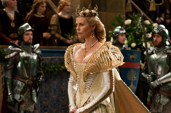 Charlize Theron w filmie „Królewna Śnieżka i Łowca”, foto: Universal Studios