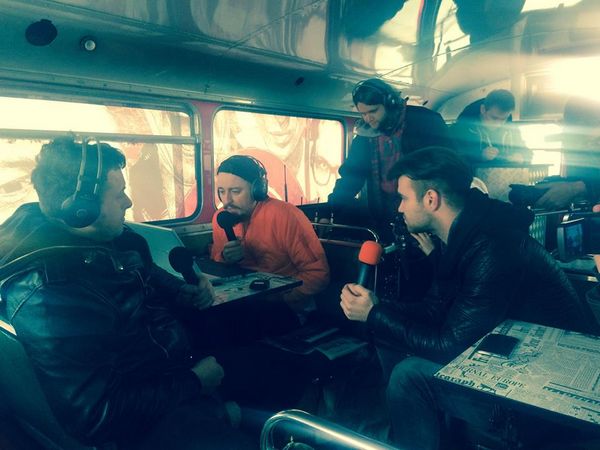 Tymon Tymański, Piotr Kędzierski „Kędzior” i Rafał Masny oraz ekipa Rock Radia we wnętrzu autobusu AEC Routemaster, foto: Agora