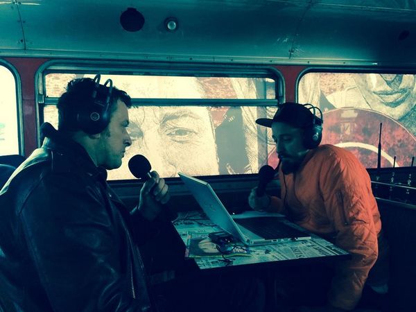 Tymon Tymański i Piotr Kędzierski „Kędzior” we wnętrzu autobusu AEC Routemaster, foto: Agora