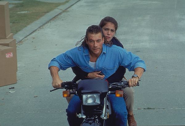 Jean-Claude Van Damme i Yancy Butler oraz motocykl Honda XR650L w filmie „Nieuchwytny cel”, foto: Warner Bros. Discovery