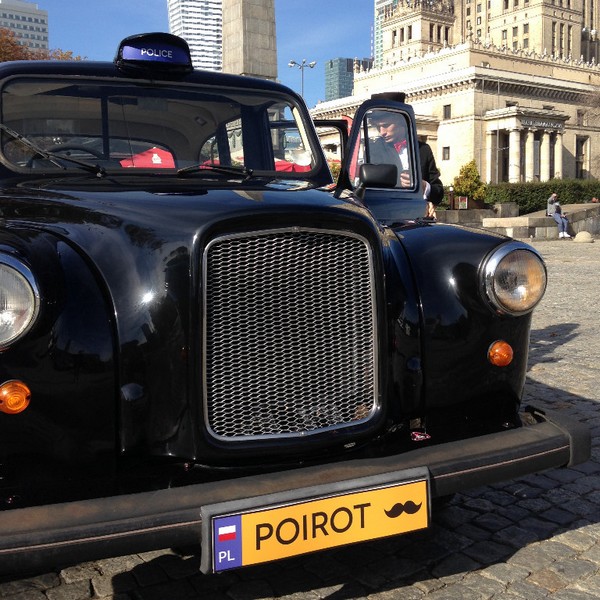 Londyńska taksówka LTI jako policyjny radiowóz na ulicach Warszawy w ramach promocji serialu „Poirot” w kanale Filmbox, foto: SPI International B.V.