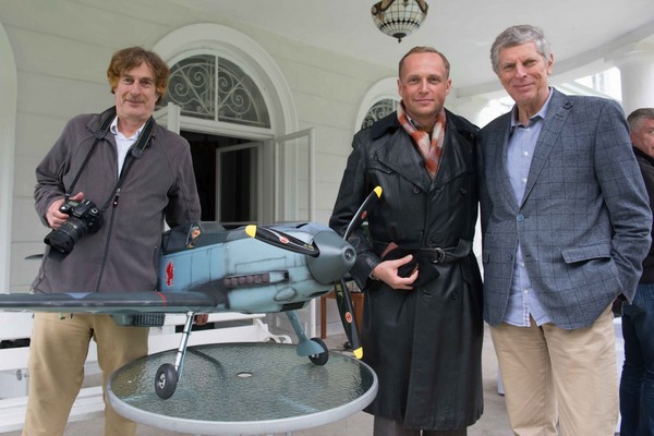 Marek Fiedler, Piotr Adamczyk i Arkady Radosław Fiedler oraz model samolotu na planie filmu „Dywizjon 303”, foto: Piotr Fotek/Film Media