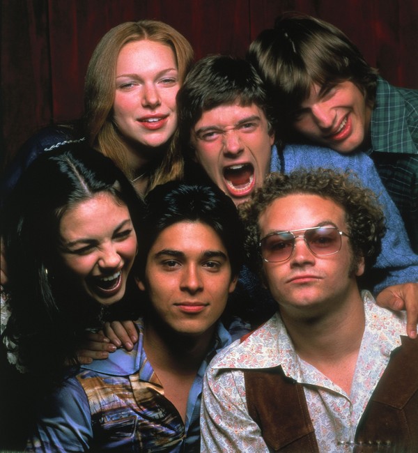 Mila Kunis, Laura Prepon, Topher Grace, Ashton Kutcher, Wilmer Valderrama i Danny Masterson w serialu „Różowe lata 70.”, foto: Time Warner