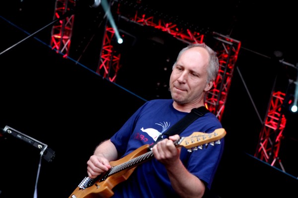Jakub Sienkiewicz, lider zespołu Elektryczne Gitary, podczas koncertu na Przystanku Woodstock w Kostrzyniu nad Odrą w 2012 roku, foto: Agnieszka Janowska