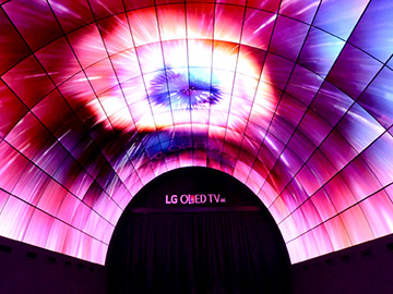 LG wita gości IFA 2016 tunelem OLED