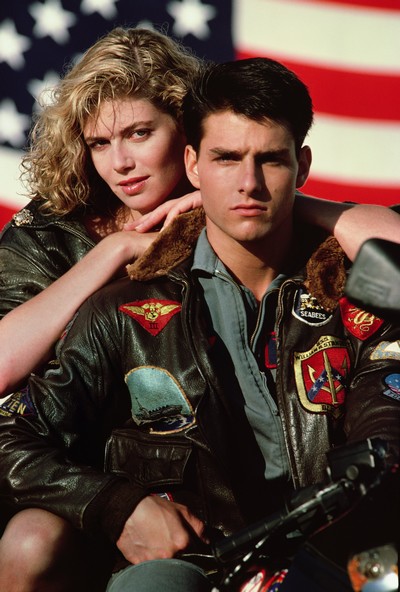 Kelly McGillis i Tom Cruise oraz motocykl Kawasaki GPZ900R w filmie „Top Gun”, foto: Paramount Global
