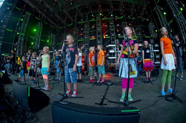 Robert Friedrich z dziećmi, czyli zespół Arka Noego, podczas koncertu na Przystanku Woodstock w Kostrzyniu nad Odrą w 2011 roku, foto: Marek Krasowski