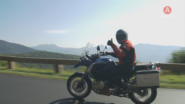 Bohater programu „W świecie motocykli” na motorze BMW, foto: Michał Winnicki Entertainment