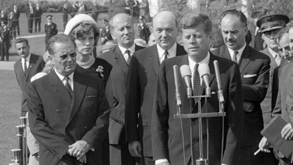 Josip Broz Tito i John Fitzgerald Kennedy (na pierwszym planie) w filmie „Houston, mamy problem”, foto: Time Warner