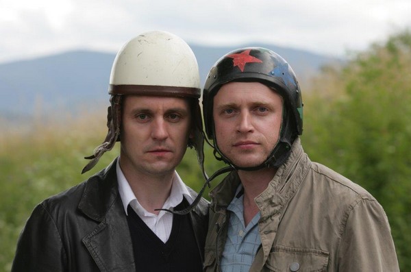 Adam Woronowicz i Piotr Adamczyk w filmie „Święty interes”, foto: Stopklatka
