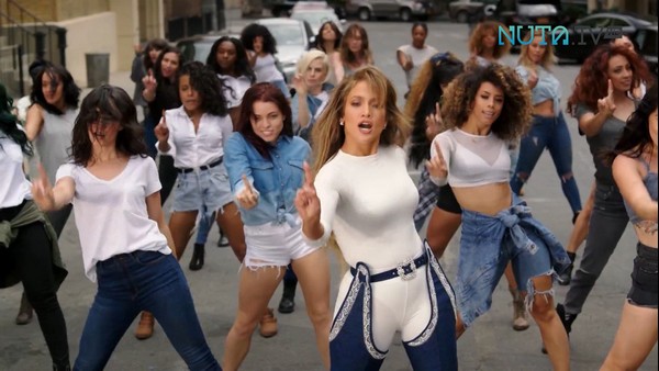 Jennifer Lopez (w środku) w teledysku do piosenki „Ain't Your Mama”, foto: Michał Winnicki Entertainment