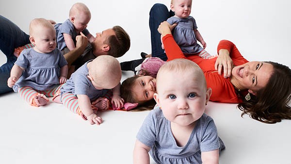 Danielle, Adama, Blayke, Ava, Olivia, Hazel, Riley i Parker Busby w programie „Sześć razy córka”, foto: Discovery