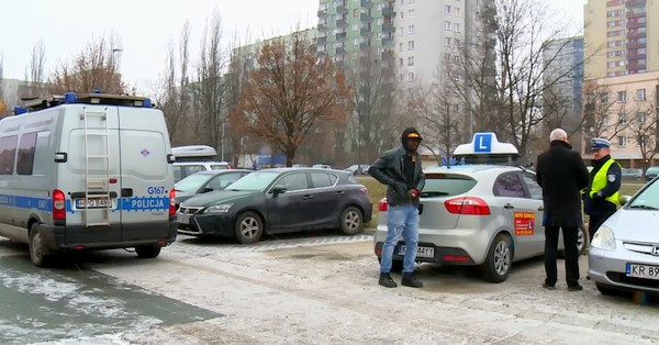 Momo, Zbigniew Chrzan i policjant w programie „Nauka jazdy”, foto: TVN