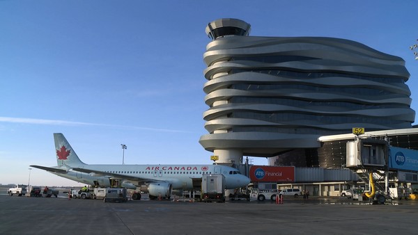 Samolot Airbus i pojazdy obsługi lotniska w cyklu „Lotnisko poniżej zera”, foto: Agora