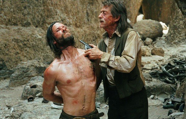 Guy Pearce i John Hurt w filmie „Propozycja”, foto: Grupa ZPR Media