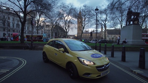 „Nauka jazdy”: Samochód Opel Corsa na ulicach Londynu, foto: TVN