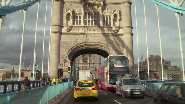 „Nauka jazdy”: Samochód Opel Corsa na ulicach Londynu, foto: TVN