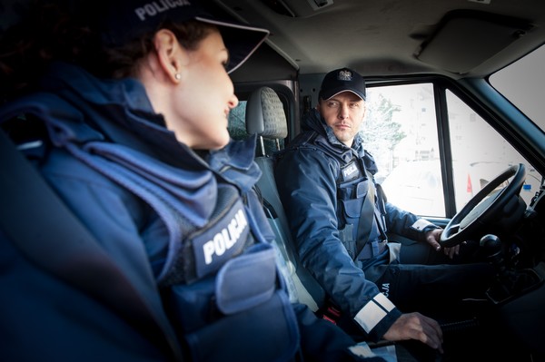 Daria Brudnias i Marek Kacper Krupski w radiowozie Ford Transit w serialu „Rewir”, foto: Paweł Jakubek