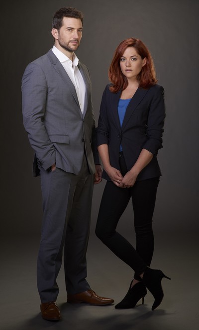 Luke Roberts i Sarah Greene w serialu „Okup”, foto: Steve Wilkie