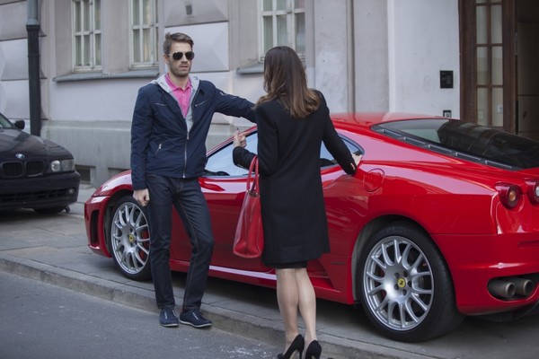 Marcin Korcz i Anita Sokołowska oraz samochody Ferrari i BMW w serialu „Przyjaciółki”, foto: Hubert Komerski