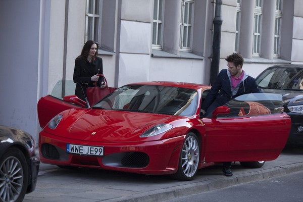Anita Sokołowska i Marcin Korcz oraz samochód Ferrari w serialu „Przyjaciółki”, foto: Hubert Komerski