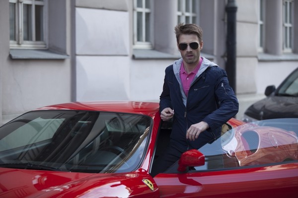 Marcin Korcz oraz samochód Ferrari w serialu „Przyjaciółki”, foto: Hubert Komerski