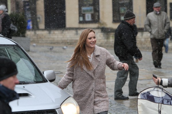 Katarzyna Dąbrowska i Katarzyna Cichopek oraz samochód Toyota Rav4 w serialu „Ojciec Mateusz”, foto: ATM Grupa