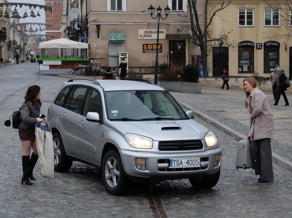 Katarzyna Cichopek i Katarzyna Dąbrowska oraz samochód Toyota Rav4 w serialu „Ojciec Mateusz”, foto: ATM Grupa