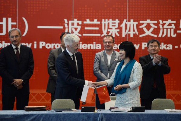 Maciej Stanecki (w środku) podpisuje umowę z przedstawicielami Hubei Media Group, foto: TVP
