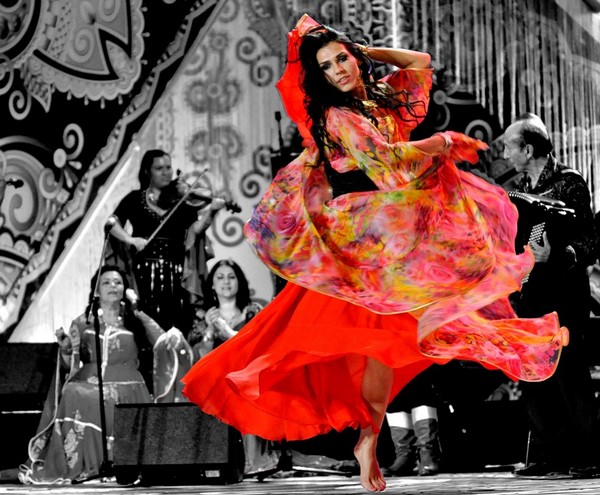 Tancerka podczas koncertu „Międzynarodowego spotkania zespołów cygańskich Romane Dyvesa”, foto: TVP