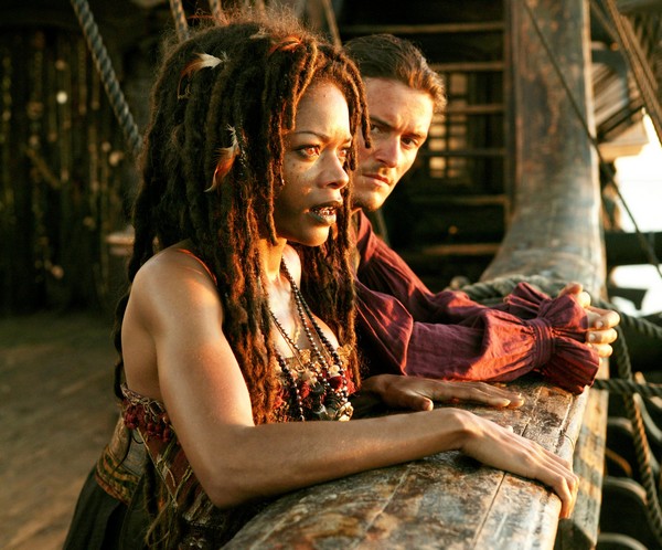 Naomie Harris i Orlando Bloom w filmie „Piraci z Karaibów: Na krańcu świata”, foto: Peter Mountain/Disney Enterprises, Inc.