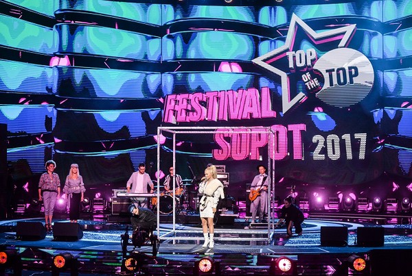 Małgorzata Jamroży „Margaret” (w środku) podczas koncertu na „Top of the Top Festival Sopot”, foto: TVN