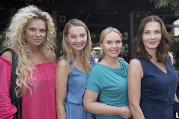 Joanna Liszowska, Małgorzata Socha, Magdalena Stużyńska-Brauer i Anita Sokołowska w serialu „Przyjaciółki”, foto: Cyfrowy Polsat