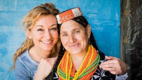 Martyna Wojciechowska i kobieta z plemienia Kalaszów z Pakistanu w programie „Kobieta na krańcu świata”, foto: TVN