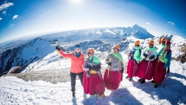 Martyna Wojciechowska (z lewej) i kobiety ze wspinaczkowej drużyny cholit z La Paz w programie „Kobieta na krańcu świata”, foto: TVN