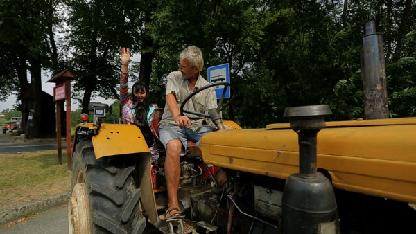 Marina „Szer” i uczestnik programu oraz traktor Ursus w widowisku „Damy i wieśniaczki. Za granicą”, foto: TVN
