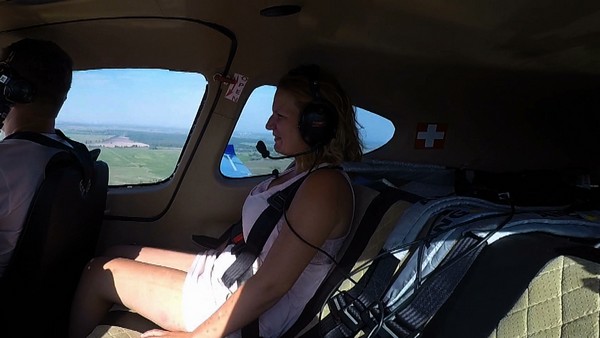 Adriana w samolocie w programie „Damy i wieśniaczki. Za granicą”, foto: TVN